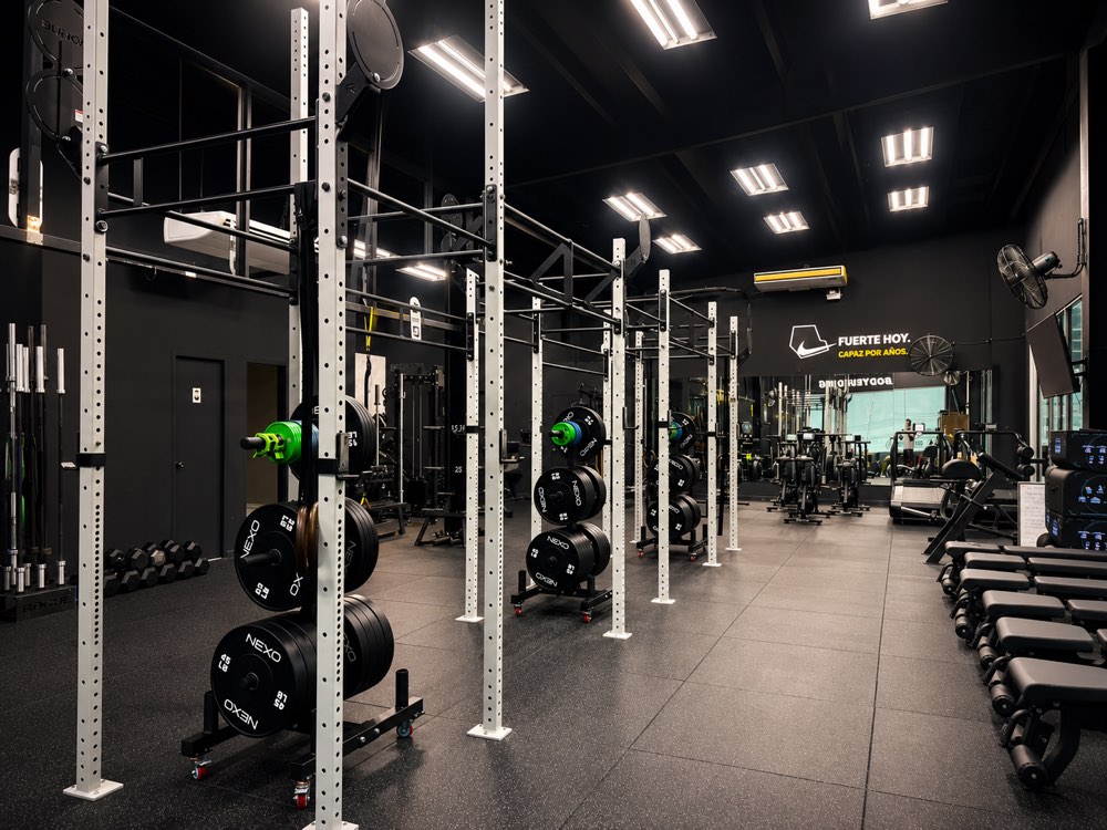 Área de fuerza y equipamiento del gimnasio NEXO en San Francisco, Panamá